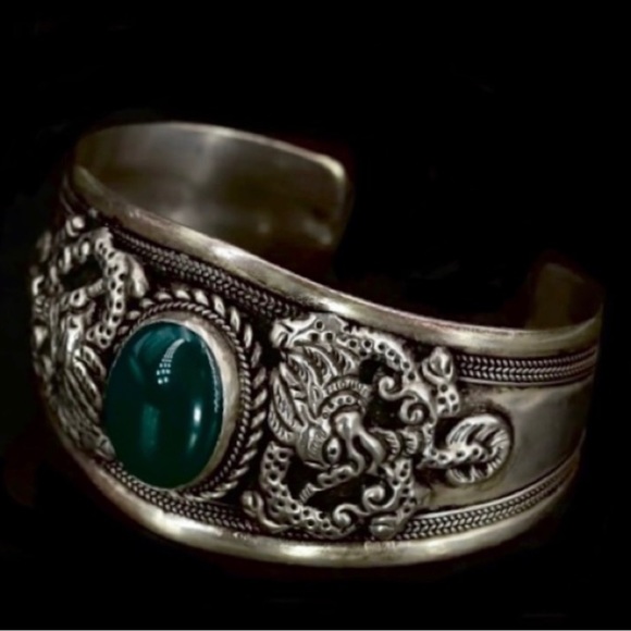 🦚Vintage Chinese 1950s Sterling Silver Dragon Repousse Cuff w/Green Agate - Picture 3 of 6